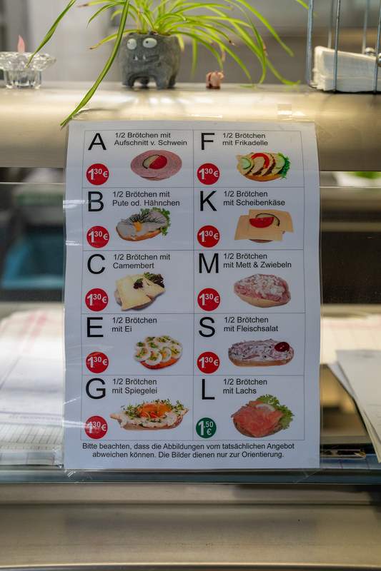 Preise wie „früher“: Ob Schnitte oder Mittagessen – Marangoni hält die Kantinenpreise durch Subventionen niedrig. Foto: KAUTSCHUK/Frank Freudenthaler