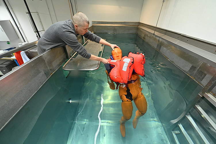 Härtetest im Wasser: Mitarbeiter Igor Neufeld prüft alle Neuentwicklungen im Wasserbad. Foto: KAUTSCHUK/Christian Augustin