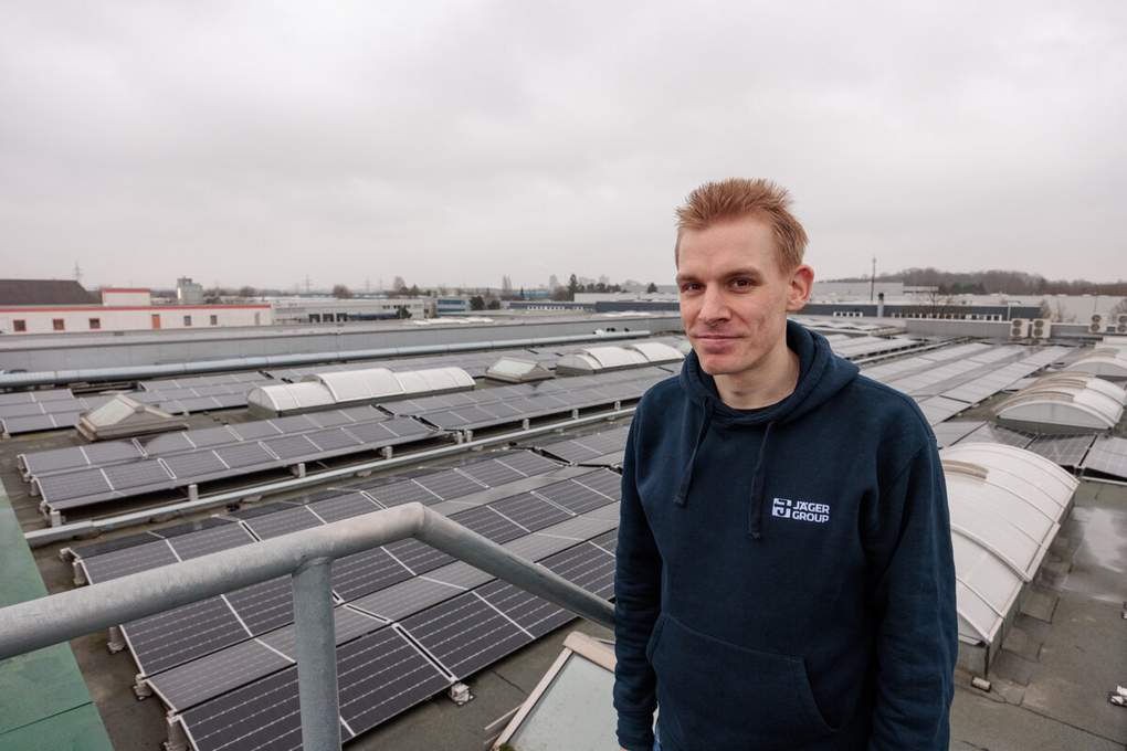 Nachhaltigkeitsmanager Maximilian Zarte: Photovoltaik auf den Produktionshallen und Bürogebäuden ist schon lange Standard bei Jäger. Foto: Jäger Group/Michael Wallmueller