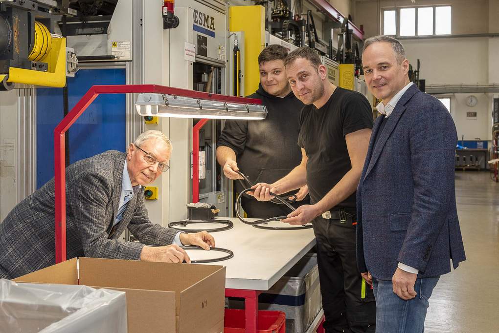Ziehen an einem Strang: Thomas und Matthias König mit dem Einrichter Marcel Knauthe (Zweiter von links) und Schichtleiter Stefan Winterlich. Foto: Boris Heiland