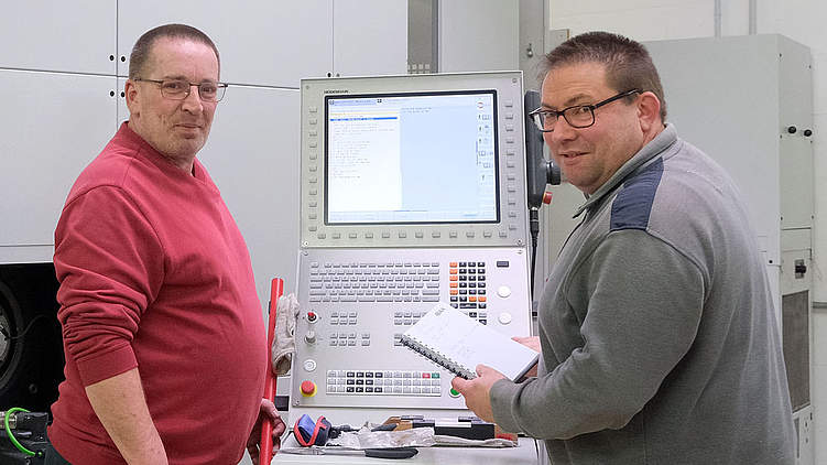 Technik ist ihr Leben: Kai Hoppe (links) und Guido Burmester nehmen die neue 5-Achs-Fräse in Betrieb. Foto: Chris Gossmann