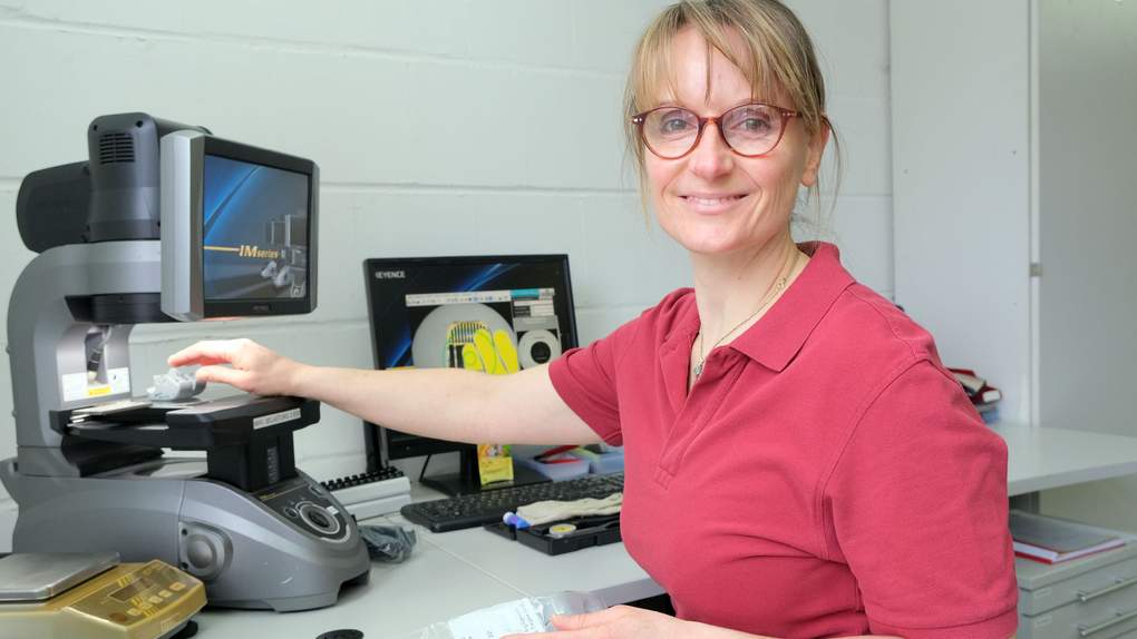 Vielseitig: Jennifer Melambiotis arbeitet bei AKU in der Fabrik – und hier im QS-Büro des Unternehmens. Foto: Chris Gossmann