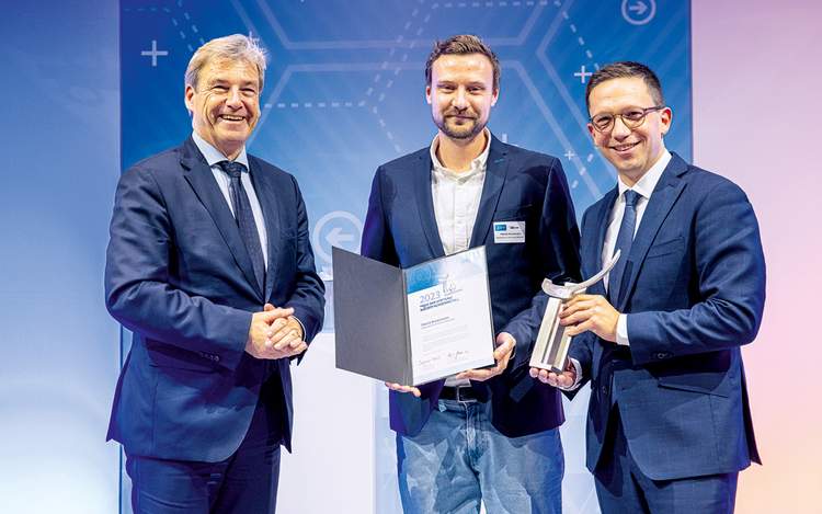 Ehrung: Dr. Volker Schmidt (links), Hauptgeschäftsführer von NiedersachsenMetall, und Falko Mohrs, Niedersachsens Minister für Wissenschaft und Kultur (rechts), mit Patrick Kreutzmann. Foto: Axel Herzig