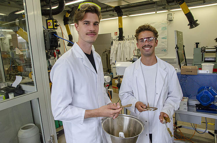 Bence Ridder (links) und Calvin Middel: Die Studenten wollen aus Bagasse bioabbaubare Kunststoffverpackungen herstellen. Foto: FH Münster/Frederik Tebbe 