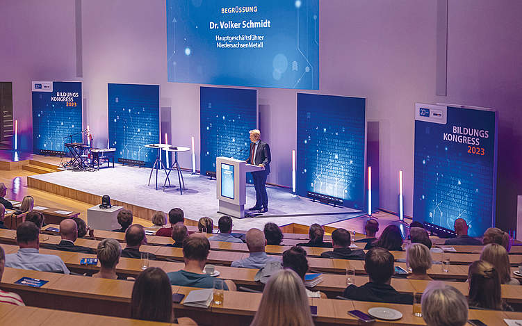 Hauptgeschäftsführer von NiedersachsenMetall: Dr. Volker Schmidt fordert in seiner Rede einen Kurswechsel in der Bildungspolitik. Foto: KAUTSCHUK/Axel Herzig