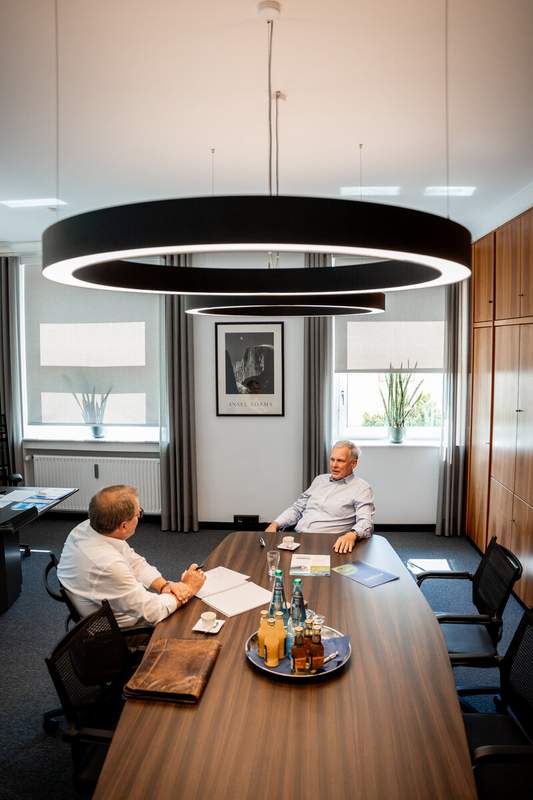 Modernes Büro mit historischem Charme: Der Westland-Gesellschafter im Chefgespräch mit KAUTSCHUK-Reporter Werner Fricke. Foto: Lichtgestalt by Schreer