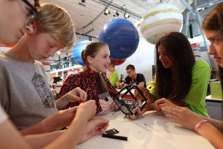 Lust auf mehr: Workshops und Experimente tragen dazu bei, Jugendliche für Naturwissenschaften zu motivieren. Foto: IdeenExpo