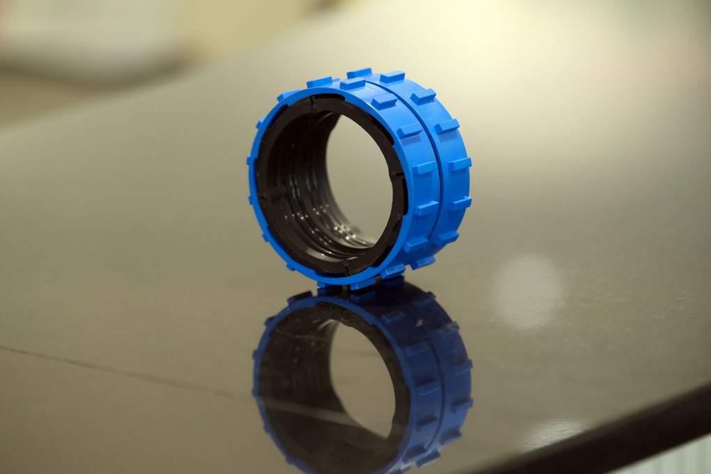 Typisches Jäger-Patent: Der 2K-Rohrverbinder verbindet Glasröhren von Algenzuchtanlagen. Foto: KAUTSCHUK/Chris Gossmann