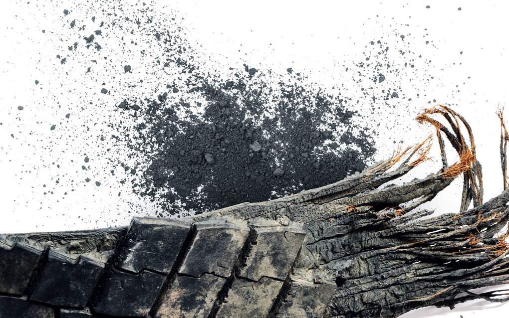 Rezyklat: Industrieruß aus Altreifen. Fotos: milart/Shutterstock (Ruß), Vlad Antonov/Shutterstock