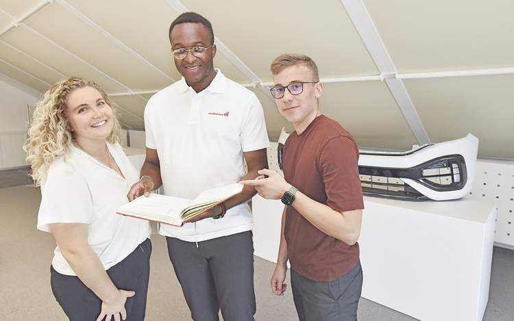 Gedächtnisstütze: Das Notizbuch hilft – zum Beispiel auch bei der Teamarbeit mit Studentin Sina Gerhart und Azubi Marcel Müller. Foto: Roland Sigwart