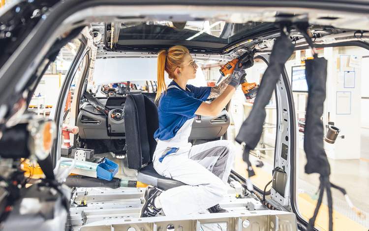 Prognos-Studie: Die E-Mobilität kostet zwar Jobs in der Autobranche, schafft aber neue in der Gummi- und Kunststoffindustrie. Foto: Oliver Killig/Volkswagen AG