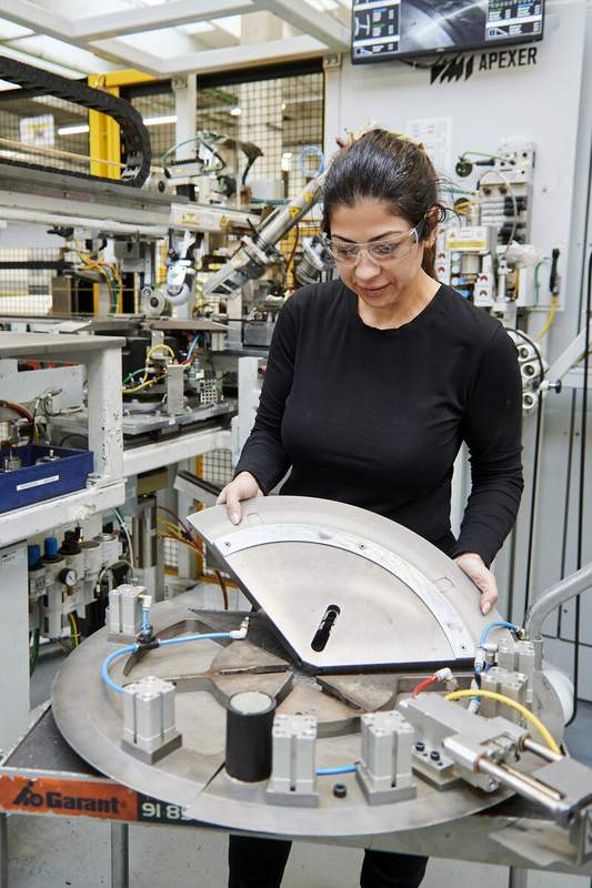 Leichte Arbeit an modernen Maschinen: Selda Saban produziert Halbzeuge für den Reifenbau. Foto: KAUTSCHUK/Gerd Scheffler