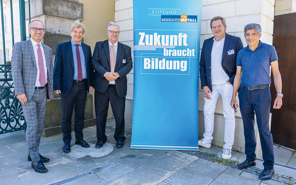 Engagiert: Stiftungs-Geschäftsführer Olaf Brandes, Dr. Volker Schmidt, NiedersachsenMetall-Präsident Wolfgang Niemsch, Unternehmer Klaus Kirchheim und Ranga Yogeshwar (von links). Fotos: KAUTSCHUK/Axel Herzig