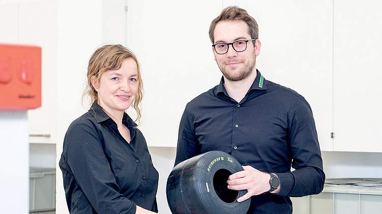 Entwicklungsleiter Marcel Schander und Senta Reichelt, Leiterin Mischungsentwicklung, mit einem Elektrokart-Reifen. Foto: Arvid Müller