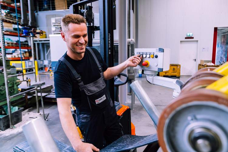 Avni Haliti stammt ebenfalls aus dem Kosovo. Das Allround-Talent arbeitet zusammen mit Barnabas Daniel in der Mischerei. Foto: KAUTSCHUK/Momentum Highlight Photography