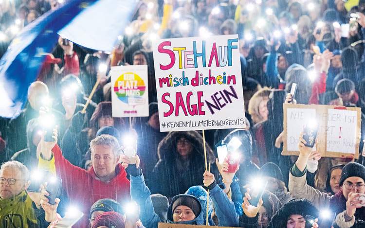 Demo in Darmstadt: Zahlreiche Menschen setzen ein Zeichen gegen Rechtsextremismus. Foto: Picture Alliance/Boris Roessler