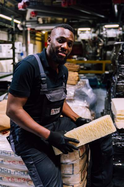 Barnabas Daniel kam aus Nigeria nach Deutschland. Bei Wagu arbeitet er seit 2019 in der Mischerei. Foto: KAUTSCHUK/Momentum Highlight Photography