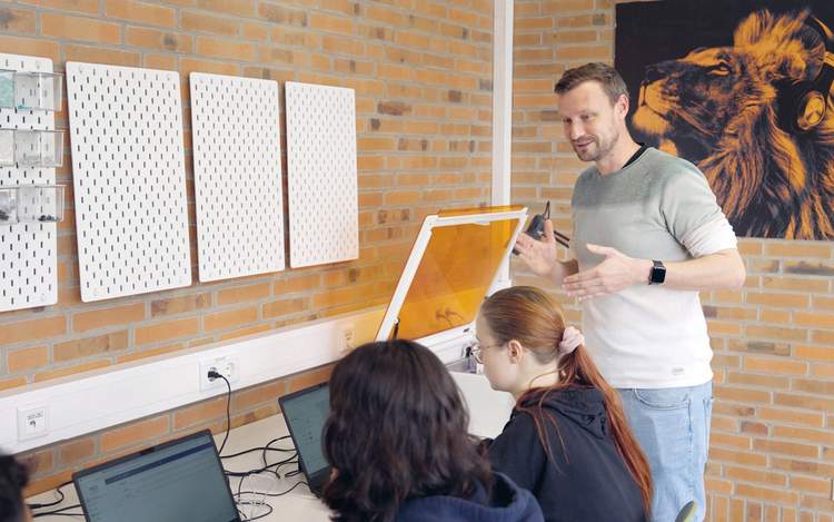 „Kognitiver Sportverein“: Hier gibt es zwar feste Regeln und einheitliche Trikots, klassische Spielgeräte findet man aber nicht. Stattdessen gibt es 3-D-Drucker, Lasercutter und Roboter. Foto: Gossmann