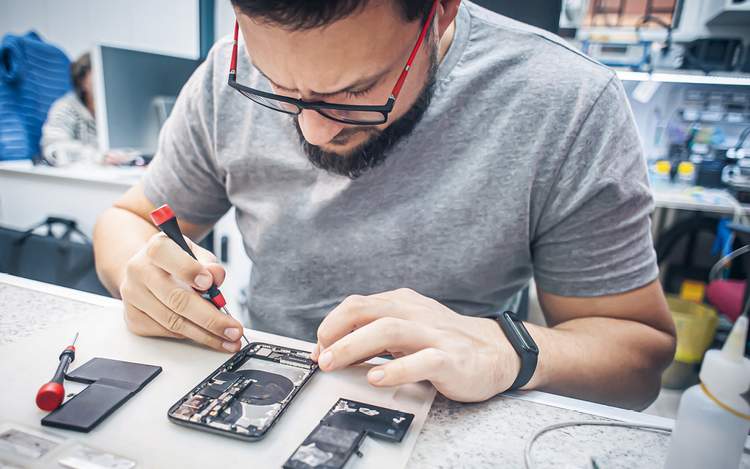HandyReparatur: Sie soll einfacher und billiger werden. Foto: guruXOX – stock.adobe.com