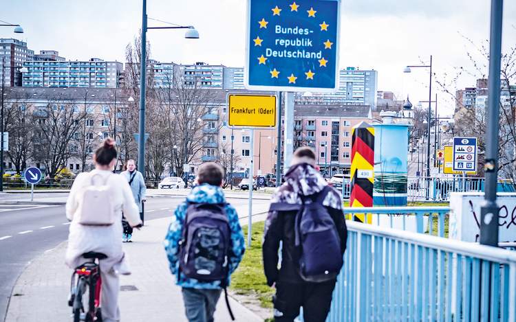 Einfach rüber: Grenzübergang zwischen Deutschland und Polen bei Frankfurt an der Oder. Foto: MAGO/Jürgen Ritter