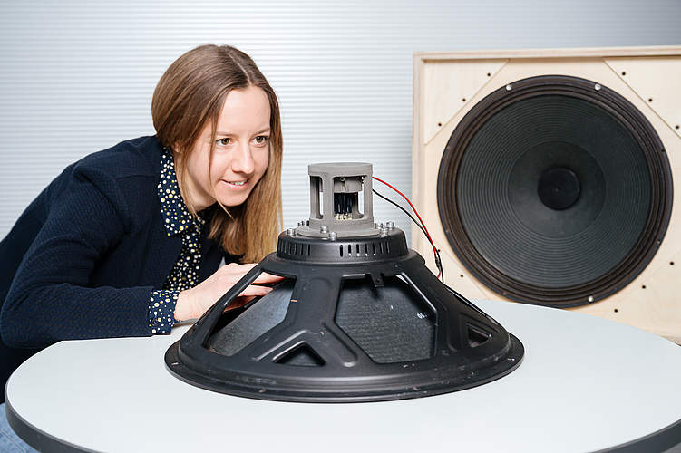 Forscher an der Universität des Saarlandes wollen leichtere und energieeffizientere Lautsprecher entwickeln. Foto: Oliver Dietze