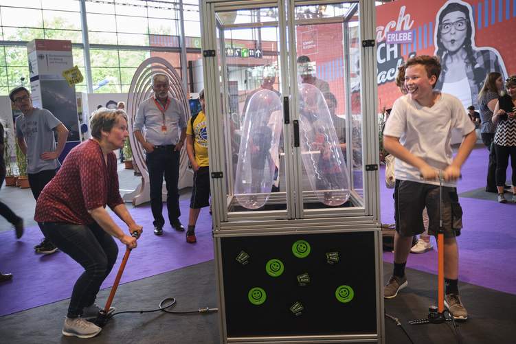 Pumpen wie im Fitnessstudio: Beim Aufblas-Test für Kondome kommt man schnell ins Schwitzen. Foto: IdeenExpo