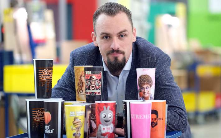 Becher für durstige Fans